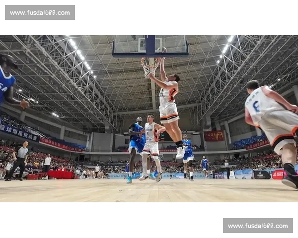 隔人暴扣震撼全场篮球赛事精彩瞬间展现力量与技术的完美结合